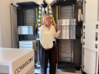 Susanne Stengade präsentiert stolz einen optischen Verteilerrahmen (ODF) von FACT und eine BUDI Wandbox.